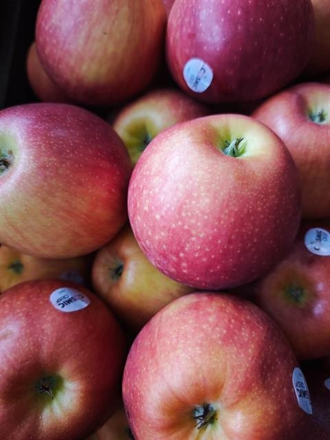 Manzanas rojas en caja