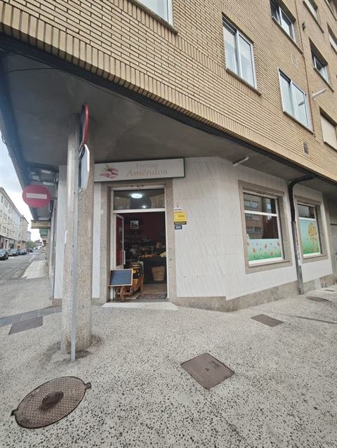 Fachada de Froitas Améndoa en una esquina de Santa Icía, con el letrero sobre la puerta